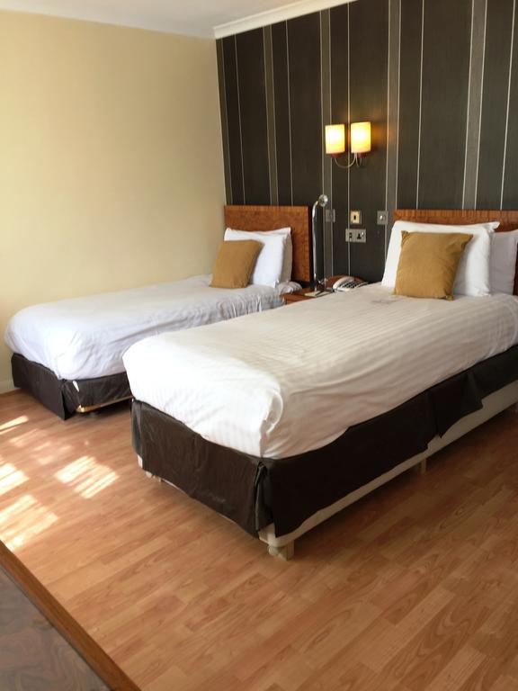 The Royal Chace Hotel Enfield Bagian luar foto