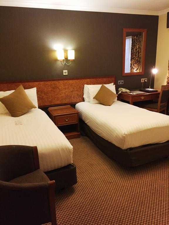 The Royal Chace Hotel Enfield Bagian luar foto