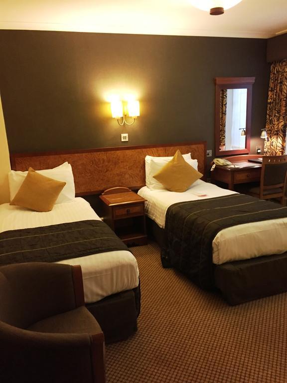 The Royal Chace Hotel Enfield Bagian luar foto