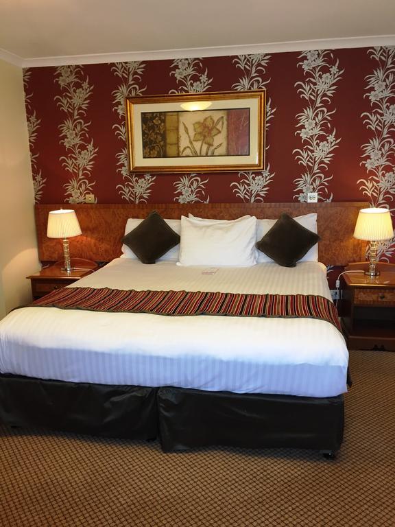 The Royal Chace Hotel Enfield Bagian luar foto