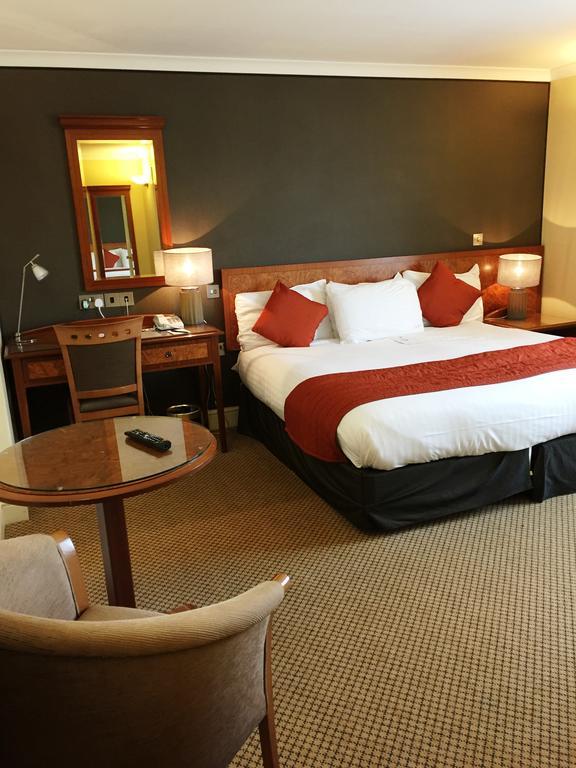 The Royal Chace Hotel Enfield Bagian luar foto