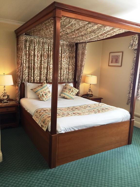 The Royal Chace Hotel Enfield Bagian luar foto