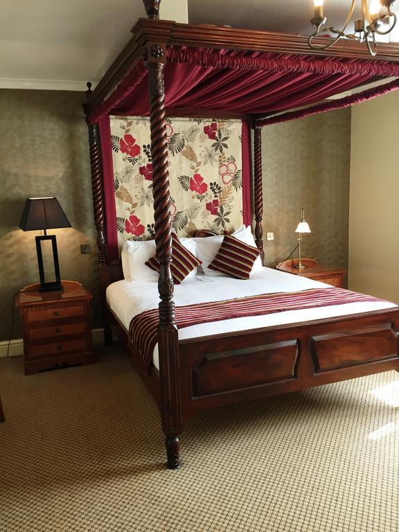The Royal Chace Hotel Enfield Bagian luar foto