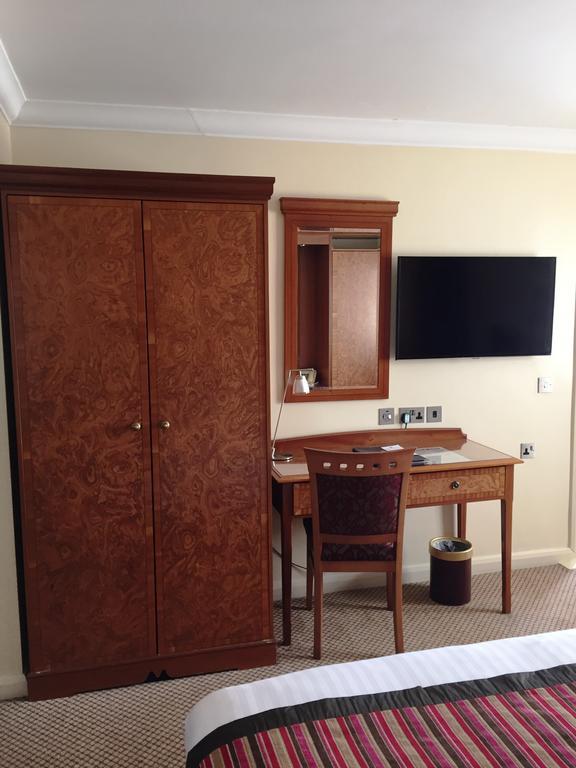 The Royal Chace Hotel Enfield Bagian luar foto