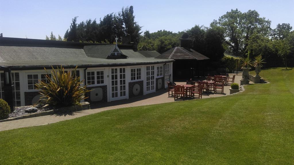 The Royal Chace Hotel Enfield Bagian luar foto