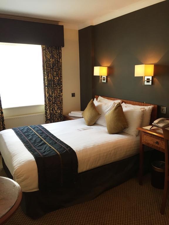 The Royal Chace Hotel Enfield Bagian luar foto