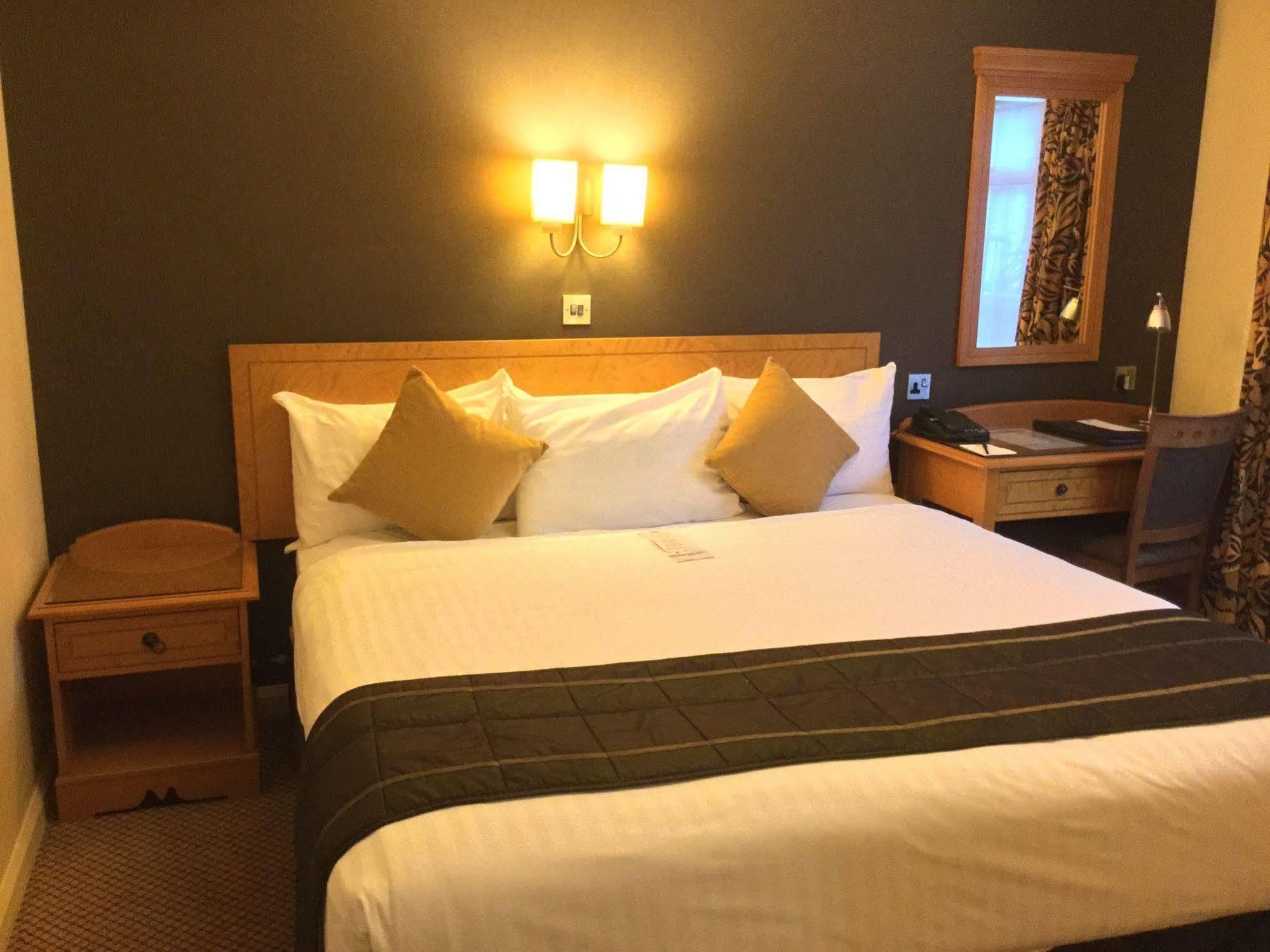 The Royal Chace Hotel Enfield Bagian luar foto