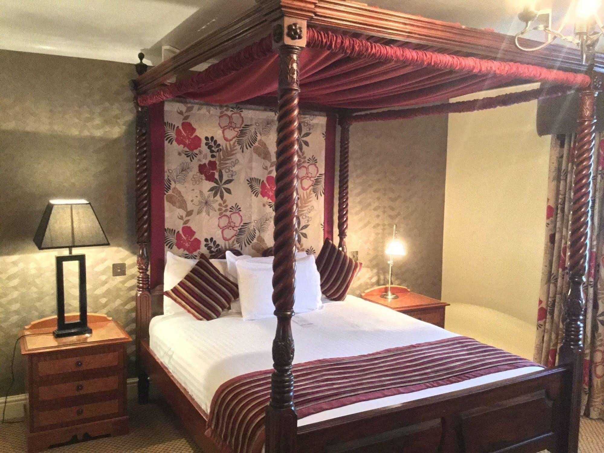 The Royal Chace Hotel Enfield Bagian luar foto